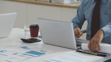 Genç Asyalı iş adamı ofiste çalışıyor. iş kavramı