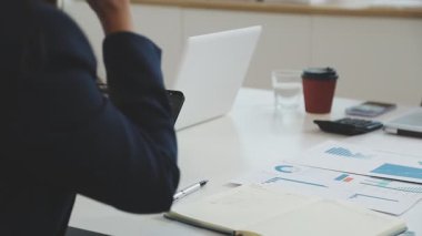 Genç işadamı ofiste çalışıyor.