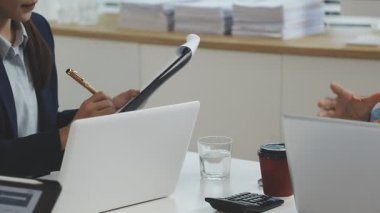 İş kadını masada dizüstü bilgisayar ile çalışma