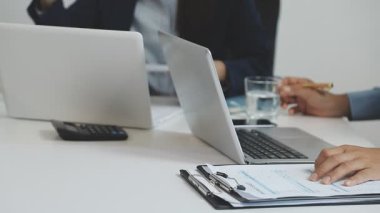 İş ekibi toplantı odasında.