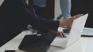 Modern ofis masasında çalışan iş kadını..