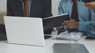 Ofiste çalışan iş adamları