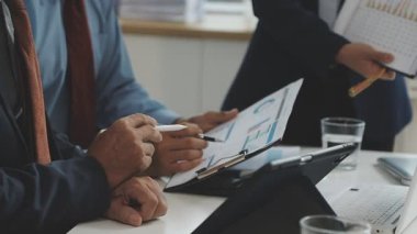 İş adamları birlikte çalışıyor.