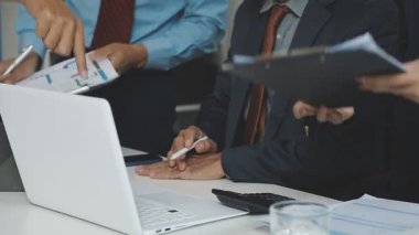 İş ekibi ofiste yeni projeyi tartışıyor..