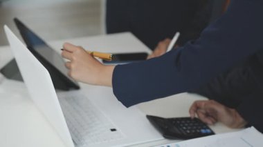 Ofiste masada birlikte çalışan iş adamları.