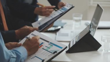 Kapat. İş adamı mali tabloları tartışıyor.