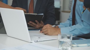 Ofiste dizüstü bilgisayarda çalışan iş adamları, orijinal fotoset