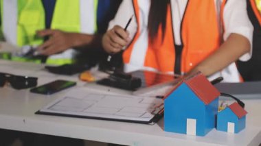 Evde inşaat projesinde çalışan mühendis veya mimar, inşaat, mühendis veya emlak konsepti, inşaat projesi, mühendislik, mühendis