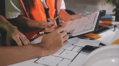 Genç Asyalı mimar mühendisi, mühendis ya da mühendis, şantiyede çalışıyor..