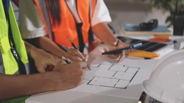 İnşaat alanında çalışan mimar