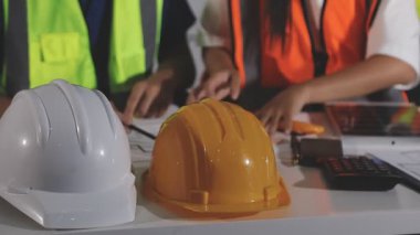 Mühendis ve işçi inşaat alanında çalışıyorlar.