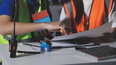 Depoda kontrol listesi için panoya kalem ve kontrol listesi koyan işçiyi kapat.