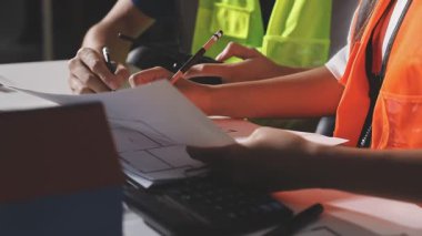 Bir planla çalışan bir mimar