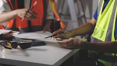 Arkaplanda inşaat alanında çalışan mühendis