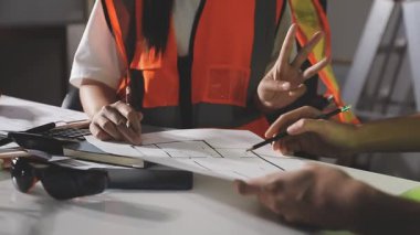 İşyerinde planları ve planı olan mühendisler.