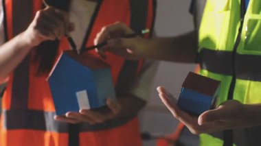 Planlar, fabrika ve mühendislik konseptiyle çalışan mühendis.