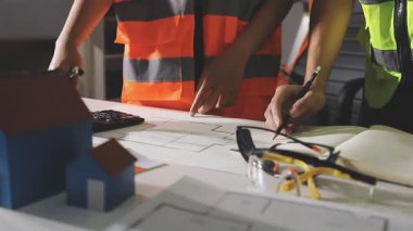 İnşaat mimarı ev modeliyle çalışıyor