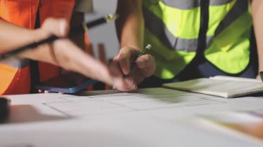 Mimar ve mühendis taslak, inşaat projesi üzerinde çalışıyorlar.