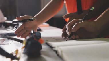 Yakın çekim. Stüdyoda bir kalem kullanarak kadın eli.