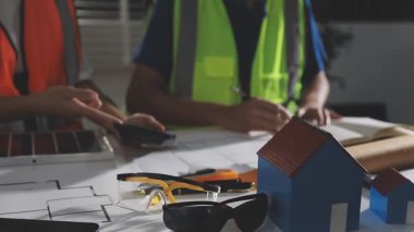 İnşaat işçileri inşaat işinde çalışıyor.