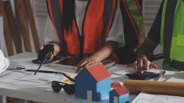 İnşaat projesinde çalışan mimar