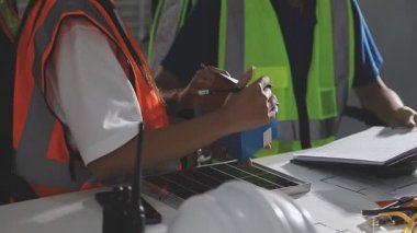 Fabrikada çalışan mühendis mühendisi ve fabrikada dizüstü bilgisayarı var..