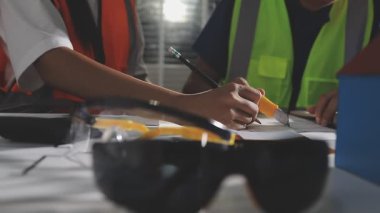 Mühendis mühendis fabrika, inşaat ve mühendislik mühendisliğinde çalışıyor.