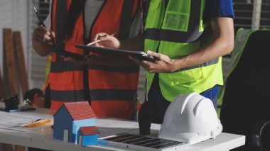 İnşaat alanında bilgisayarla çalışan mühendis, mühendis ya da mühendis ya da kadın ya da işyerindeki şantiyenin planları. inşaat mühendisliği kavramı.