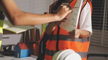 İnşaat alanında çalışan mühendis. proje taslağı.