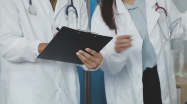 Doktor ve hemşire dijital tableti hastanede tutuyorlar.