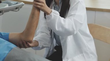 Doktor hastanedeki kan basıncını ölçüyor.