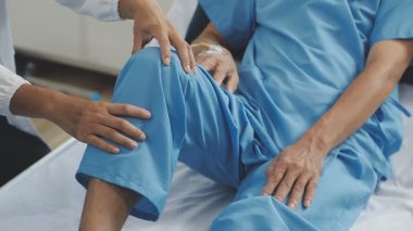 Doktor hastanedeki hastayı muayene ediyor. tıbbi konsept