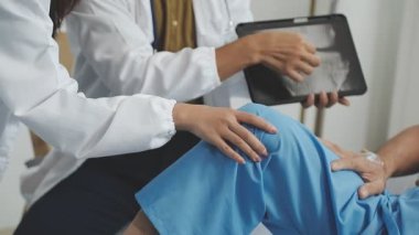 Erkek doktor hastayı muayene ediyor.