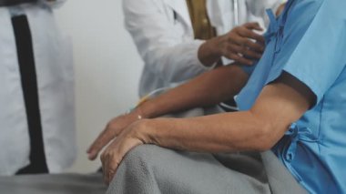 Üniformalı ve eldivenli erkek doktor