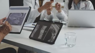 Ofiste elinde tablet olan bir doktor var.