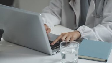 Doktor dizüstü bilgisayarla çalışıyor