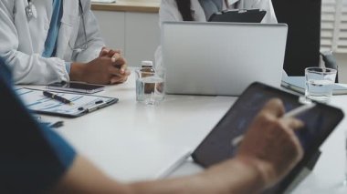 Modern ofiste çalışırken iki genç erkek doktorun tartıştığı bir şey..