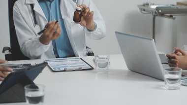 Doktor hasta tedaviye açıklayan