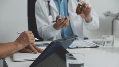 Hastane ofisinde çalışan erkek doktor ve hasta sağlığı konsepti.