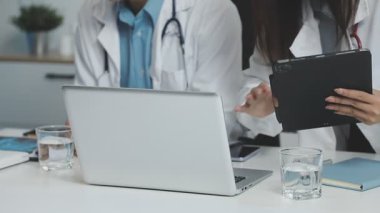 Hastane ofisinde çalışan bir doktor. tıbbi sağlık hizmetleri