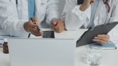 Doktor hastayla hastanede çalışıyor.