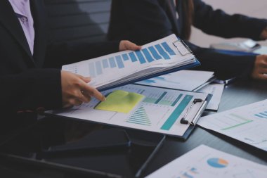 Toplantı odasında birlikte çalışan iş adamları.