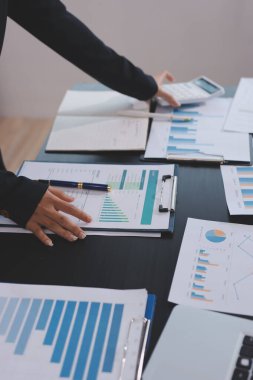 Toplantı odasında birlikte çalışan iş adamları.