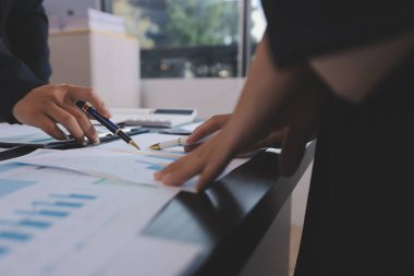 Toplantı odasında birlikte çalışan iş adamları.