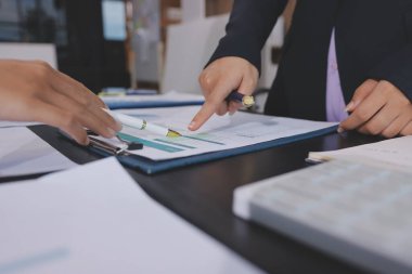 Toplantı odasında birlikte çalışan iş adamları.