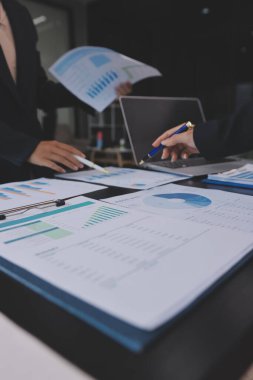 Toplantı odasında birlikte çalışan iş adamları.