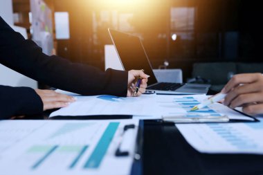 Toplantı odasında birlikte çalışan iş adamları.