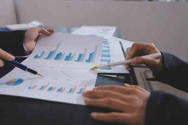 Toplantı odasında birlikte çalışan iş adamları.