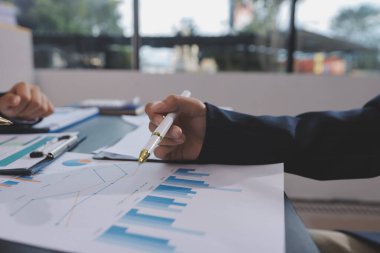 Toplantı odasında birlikte çalışan iş adamları.