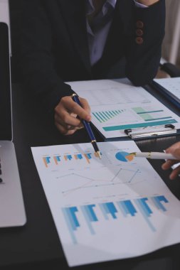 Toplantı odasında birlikte çalışan iş adamları.